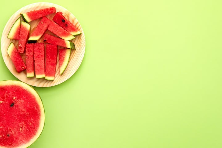 ফেস মাস্ক হিসেবেও ব্যবহার করা যায় তরমুজ। মধু, দইয়ের সঙ্গে তরমুজ মিশিয়ে নিন। সেই মিশ্রণ নিজের মুখে লাগান। কিছুক্ষণ রেখে ধুয়ে ফেলুন।