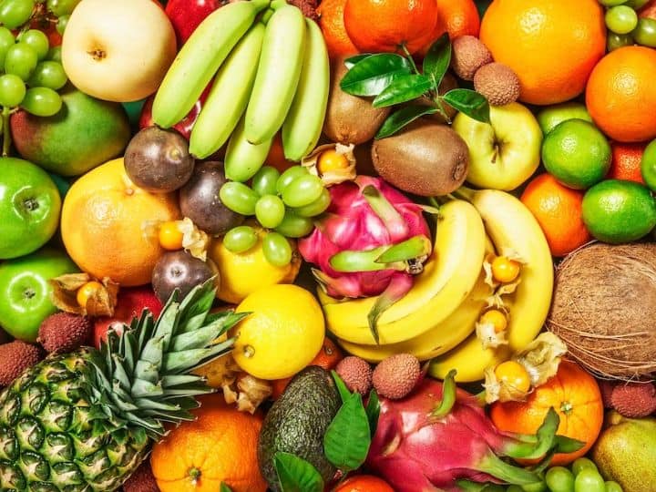 फलों का सेवन करना सेहत के लिए बहुत फायदेमंद माना जाता है. क्योंकि इनमें ऐसे कई पोषक तत्व होते हैं, जो शरीर की सारी कमियों को दूर कर सकते हैं.