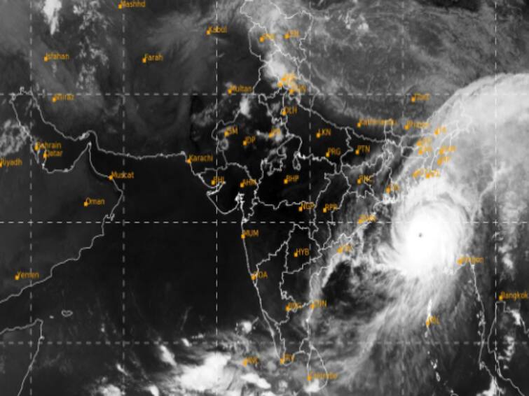 Warning to the people of West Bengal Cyclone Mocha is crossing the coast today Cyclone Mocha: இன்று கரையை கடக்கிறது ’மோக்கா புயல்’...! மேற்கு வங்க மக்களுக்கு எச்சரிக்கை! பல பகுதிகளில் பலத்த மழை பெய்யும்!