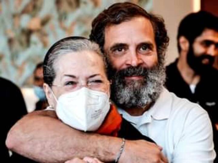 राहुल गांधी अक्सर अपनी मां सोनिया गांधी के साथ फोटो शेयर करते हुए नजर आते हैं. जो सोशल मीडिया पर वायरल होती रहती हैं.