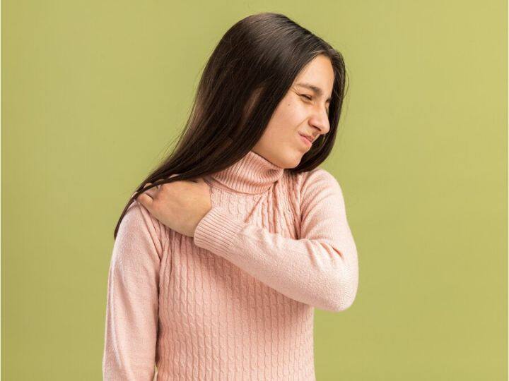 Shoulder Pain Risk: कंधों में हो रहा लगातार दर्द, तो इसे इग्नोर करने की न करें भूल, हो सकता है कैंसर