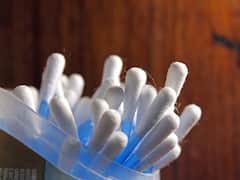 क्या आपको Cotton Swab से अपने कान साफ करने चाहिए? जवाब पढ़िए