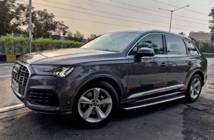 दुसरी लक्झरी कार ऑडी Q7 (Audi Q7) आहे. ही 7 सीटर एसयूव्ही कार आहे, ज्यामध्ये 2995 सीसी इंजिन उपलब्ध आहे. दुसरीकडे, त्याच्या किंमतीबद्दल बोलायचे झाले तर, या कारची किंमत 84.70 लाख रुपयांपासून सुरू होते. ह्या कारचे तीन प्रकारचे मॉडेल बाजारात उपलब्ध आहेत.