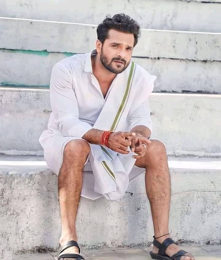 अपने इस जवाब को और भी मजेदार बनाते हुए खेसारी आगे कहते हैं कि मेरी वाइफ बहुत खूबसूरत है अंदर से भी बाहर से भी... हमारे दो बच्चे हैं मैं उनसे भी बेशुमार प्यार करता हूं. और मैं जिस हीरोइन के साथ काम करता हूं उसमें अपनी वाइफ को पाता हूं.