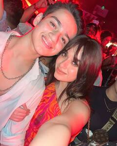 In Pics: नाइजीरियन सिंगर रेमा के कॉन्सर्ट में भाई के साथ पहुंचीं Jannat Zubair, Faisal Shaikh भी नजर आए नजर