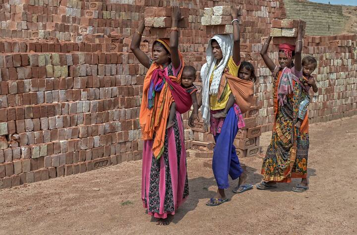 যাঁর স্নেহচ্ছায়ায় ছোট থেকে বড় হয়ে ওঠা আজ তাঁরই দিন। বড় হওয়ার পরেও আজীবন যাঁর কাছে নির্দ্বিধায় সব আবদার করা যায়, যাঁর উপর সব রাগ দেখানো যায়। আজ তাঁরই দিন। আজ মাতৃদিবস।