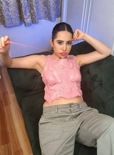 यूट्यूबर रणवीर अलाहबादिया के पॉडकास्ट में उर्फी जावेद ने बताया कि उनके पिता उन्हें खूब पीटते थे. इस वजह से वे अंडरकॉन्फिडेंट थीं.