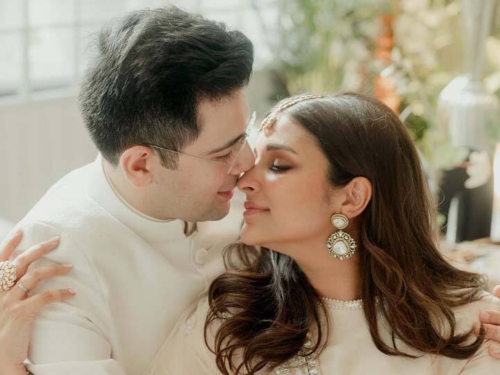 Parineeti Raghav Engagement: बॉलीवुड एक्ट्रेस परिणीति चोपड़ा ने आम आदमी पार्टी से सांसद राघव चड्ढा के साथ 13 मई को सगाई कर ली है. कपल की इंगेजमेंट सेरेमनी की फोटोज़ और वीडियोज़ इंटरनेट पर छाई हैं.