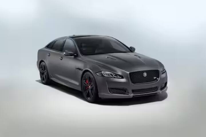 या यादीत पहिले नाव आहे Jaguar XJL लक्झरी कारचे. ही 5 सीटर कार आहे, जी डिझेल आणि पेट्रोल इंजिन पर्यायांसह विकली जात होती. या आलिशान कारची किंमत 99.01 लाख ते 1.11 कोटी रुपयांपर्यंत आहे. मात्र, आता हे मॉडेल बंद करण्यात आले आहे.