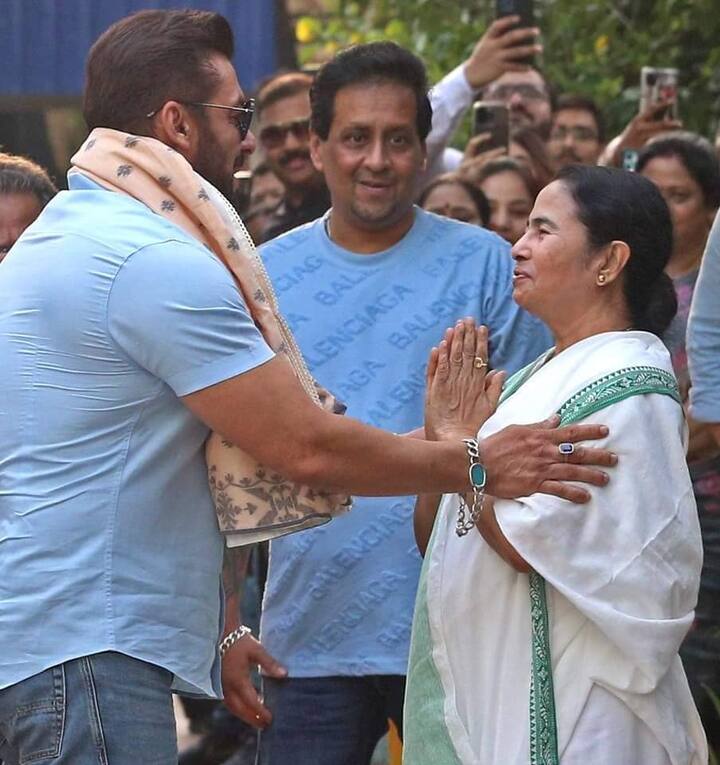 ক্যামেরায় পোজ দিয়ে নিয়ে যান বাড়ির অন্দরে। সূত্রের খবর, ফিশফ্রাই, মিষ্টি খাইয়ে অতিথি আপ্যায়ণ সারেন মুখ্যমন্ত্রী। প্রায় আধঘণ্টা কথা হয় ২ জনের মধ্যে।