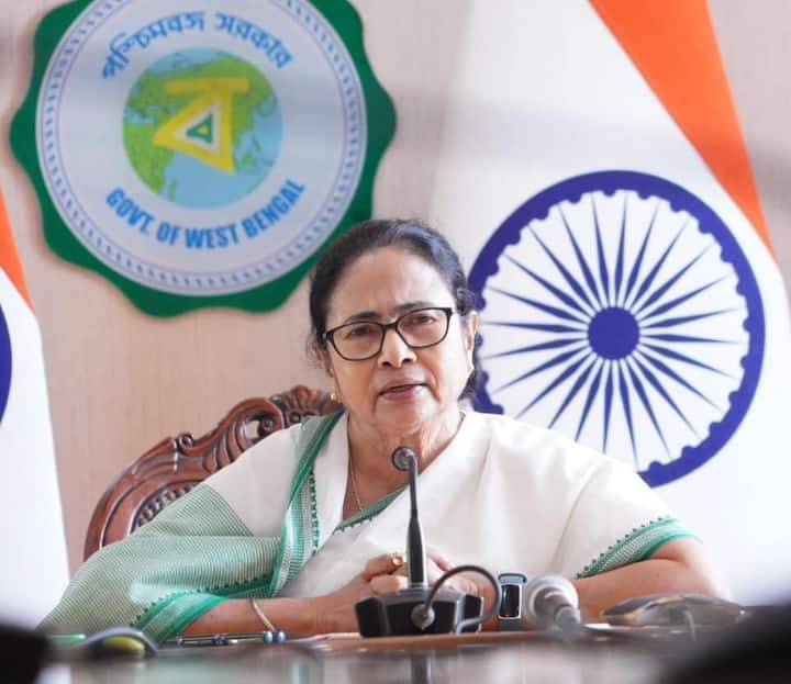 পাশাপাশি মানবিকভাবে তাঁদের পাশে থাকার বার্তা দিয়ে মুখ্যমন্ত্রীর বক্তব্য, '৩৬ হাজারের সঙ্গে প্রায় ২ লক্ষ পরিবার জড়িয়ে। সবাইকে বলব কেউ ভেঙে পড়বেন না। মানসিকভাবে কেউ হতাশ হবেন না। মন খারাপ করবেন না।’’