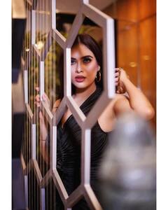 Neha malik: બ્લેક ડ્રેસમાં નેહા મલિક લાગી ગ્લેમરસ, જુઓ હોટ તસવીરો