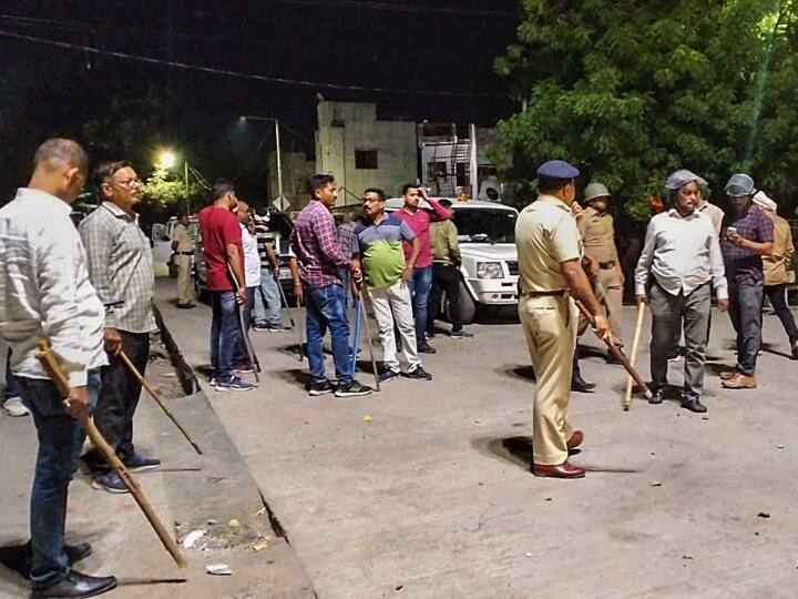 Ahmednagar violence 5 people injured Sharp weapon knife sword recovered from miscreants Ahmednagar News: अकोला में बाद अब महाराष्ट्र के अहमदनगर में तनाव, 5 लोग घायल, उपद्रवियों से तलवार बरामद