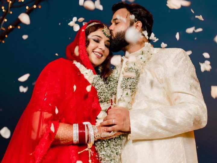 Saba Saudagar Wedding Photos: ओटीटी की दुनिया में धमाल मचाने वाली ग्लैमरस एक्ट्रेस सबा सौदागर ने गोवा में अपने बॉयफ्रेंड-डायरेक्टर चिंतन शाह से शादी की है, जिसकी तस्वीरें सामने आई हैं.