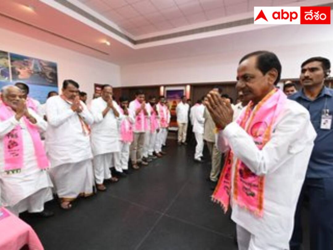 KCR arranged a meeting with BRS public representatives on Wednesday. BRS Meeting : బుధవారం బీఆర్ఎస్ కీలక మీటింగ్ - ఎంపీలు, ఎమ్మెల్యేలు, ఎమ్మెల్సీలందరూ రావాలన్న కేసీఆర్ !