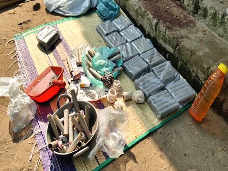 Mayiladuthurai bomb blast Bomb experts defuse two bombs in Mayiladuthurai TNN நாட்டு வெடிகுண்டு வெடித்த இடத்தில் தஞ்சை சரக டிஐஜி  ஆய்வு - மேலும் 2 குண்டுகள் செயலிழப்பு செய்த வெடிகுண்டு நிபுணர்கள்