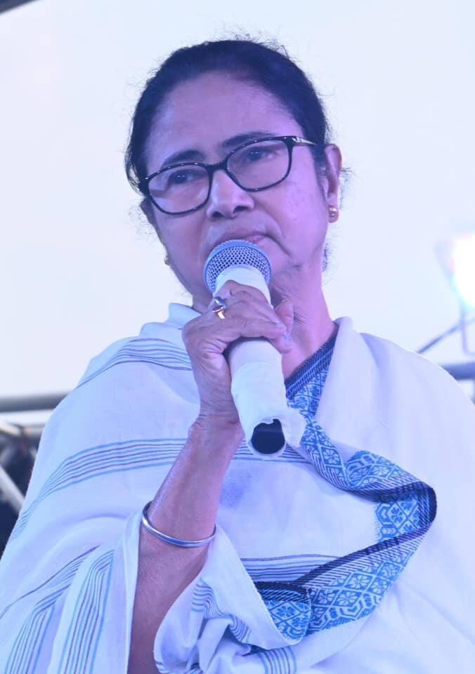 সাংবাদিক বৈঠকে মমতা বলেন, “আমাদের সরকার সবসময় মানবিক, যে কোনও সময়ে পাশে থাকে। তাই তাঁদেরকে বলব, আমাদের সরকার আইনত যতদূর লড়াই করা যায়, সেটা করবে।’’
