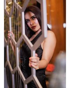 Neha malik: બ્લેક ડ્રેસમાં નેહા મલિક લાગી ગ્લેમરસ, જુઓ હોટ તસવીરો