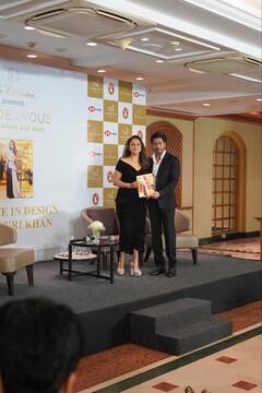 बेगम Gauri Khan का बुक लॉन्च करने स्वैग में पहुंचे Shah Rukh Khan, ब्लैक में कपल की ट्विनिंग करती तस्वीरें दिल जीत लेंगी