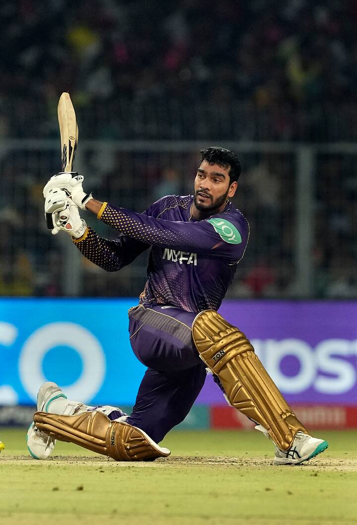 வெங்கடேஷ் அய்யர் ஆல்-ரவுண்டராகவும் வருண் சக்கரவர்த்தி பவுலராகவும் கொல்கத்தா அணிக்கு பக்கபலமாக உள்ளார்