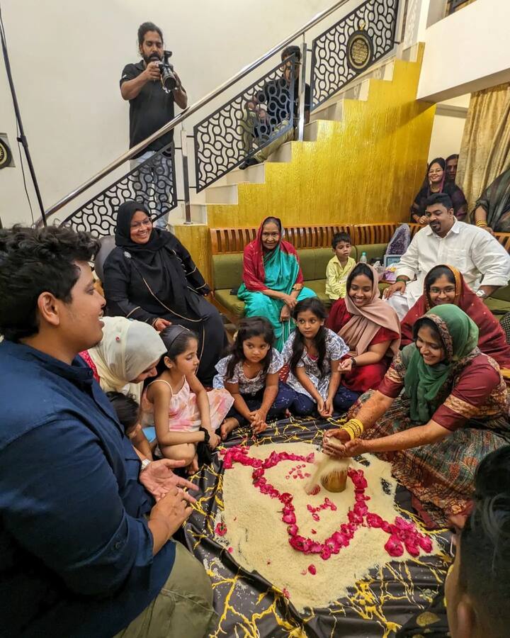 அதற்கேற்றவாரு, திருமண மேடையில், அவர் மனைவியுடன் புகைப்படத்தையும், திருமணத்திற்கு பின் வீட்டில் குடும்பத்தாருடன் இருக்கும் போட்டோவையும் எடுத்து பதிவிட்டுள்ளார் இர்ஃபான்.