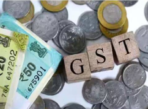 ਇੱਕ ਕਾਰੋਬਾਰ ਵਿੱਚ ਕਈ ਖਾਤੇ : ਟੈਕਸਦਾਤਾ GST ਰਜਿਸਟ੍ਰੇਸ਼ਨ ਦੌਰਾਨ ਸਿਰਫ਼ ਇੱਕ ਬੈਂਕ ਖਾਤੇ ਦੇ ਵੇਰਵੇ ਪ੍ਰਦਾਨ ਕਰਦੇ ਹਨ ਅਤੇ ਇੱਕ ਕਾਰੋਬਾਰ ਇੱਕ ਤੋਂ ਵੱਧ ਖਾਤਿਆਂ ਦੀ ਵਰਤੋਂ ਕਰ ਸਕਦਾ ਹੈ। ਫਿਲਹਾਲ ਬੈਂਕਿੰਗ ਲੈਣ-ਦੇਣ ਦਾ ਡਾਟਾ ਵੀ ਹਾਸਲ ਕਰਨਾ ਮੁਸ਼ਕਿਲ ਹੈ। FE ਨੇ ਸੂਤਰਾਂ ਦੇ ਹਵਾਲੇ ਨਾਲ ਕਿਹਾ ਕਿ ਜਦੋਂ ਤੱਕ ਵੇਰਵੇ ਦਿੱਤੇ ਜਾਂਦੇ ਹਨ, ਜਾਅਲੀ ਚਲਾਨ ਬਣਾਉਣ ਵਾਲੀ ਕੰਪਨੀ ਜਾਂ ਵਿਅਕਤੀ ਪਹਿਲਾਂ ਹੀ ਗਾਇਬ ਹੋ ਚੁੱਕੇ ਹਨ। ਅਜਿਹੇ 'ਚ GST ਅਧਿਕਾਰੀ ਹੁਣ ਬੈਂਕਿੰਗ ਲੈਣ-ਦੇਣ 'ਤੇ ਤੇਜ਼ੀ ਨਾਲ ਡਾਟਾ ਹਾਸਲ ਕਰਨਾ ਚਾਹੁੰਦੇ ਹਨ।