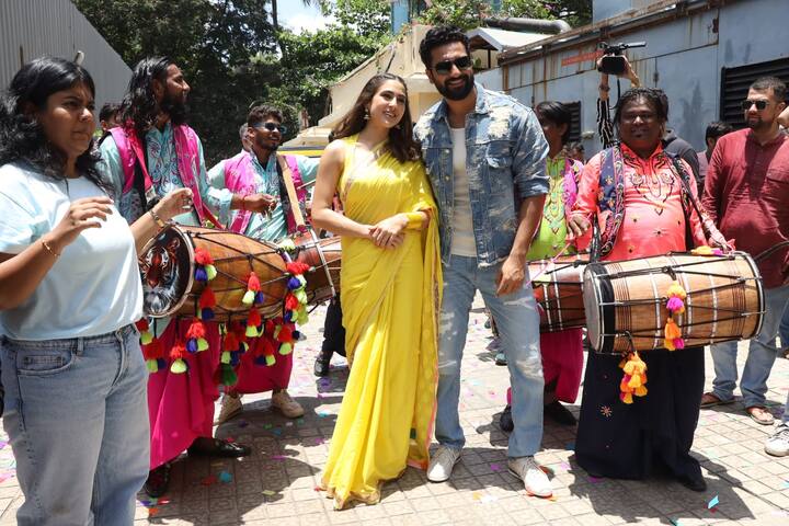 হলুদ শাড়িতে সেজে আজ ছবির নায়িকা এসেছিলেন ট্রেলার লঞ্চ অনুষ্ঠানে। অন্যদিকে ভিকি সেজেছিলেন ডেনিম রিপট শার্ট ও সানগ্লাসে।