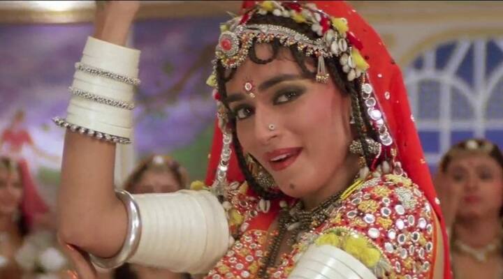 1993 में सुभाष घई की फिल्म खलनायक आई थी. इस फिल्म का गाना ‘चोली के पीछे क्या है’ जब रिलीज हुआ तो इसके लिरिक्स को लेकर काफी बवाल हुआ था. यहां तक कि माधुरी को इस गाने पर परफॉर्म करते देख लोग हैरान रह गए थे और उन्हें काफी ट्रोल किया गया था.