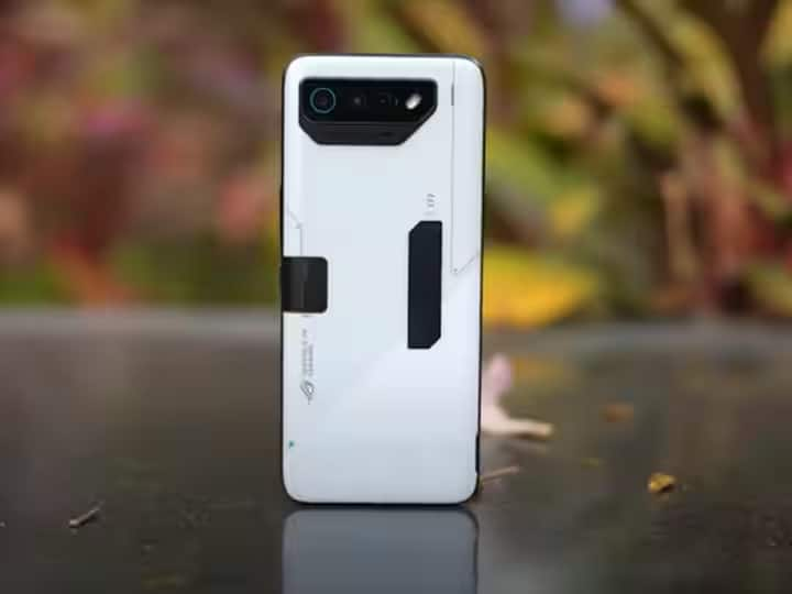 आसुस ने कुछ समय पहले Asus ROG Phone 7 सीरीज को लॉन्च किया था. आज से इस सीरीज की सेल शुरू हो गई है. आप स्मार्टफोन को आसुस के आधिकारिक वेबसाइट, स्टोर और विजय सेल्स के माधयम से खरीद सकते हैं.