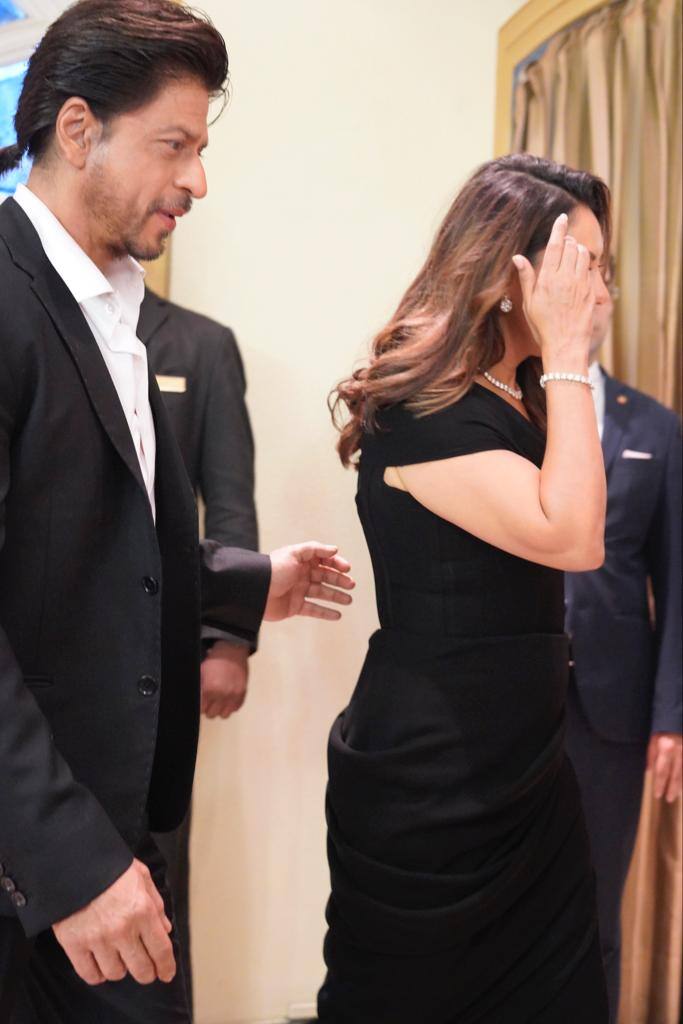 ਗੌਰੀ ਖਾਨ ਨੇ ਅੱਜ ਮੁੰਬਈ ਵਿੱਚ ਆਪਣੀ ਇੱਕ ਕਿਤਾਬ ਲਾਂਚ ਕੀਤੀ ਹੈ। ਜਿਸ 'ਚ ਸ਼ਾਹਰੁਖ ਖਾਨ ਵੀ ਆਪਣੀ ਲੇਡੀ ਲਵ ਨਾਲ ਨਜ਼ਰ ਆਏ।