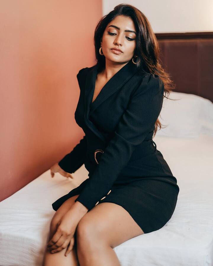 తెలుగులో కంటే తమిళంలో వరుస పెట్టి సినిమాలు చేస్తూ బిజీగా ఉంటుంది. Images Credit: Eesha Rebba/ Instagram