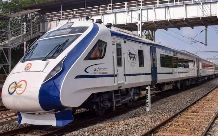 Vande Bharat Express Speed:સેમી હાઈ સ્પીડવાળી વંદે ભારત એક્સપ્રેસ ટ્રેન દેશના ઘણા માર્ગો પર દોડાવવામાં આવી રહી છે. ચેન્નાઈથી દિલ્હી માટે વંદે ભારત એક્સપ્રેસ ટ્રેનો શરૂ કરવામાં આવી છે.