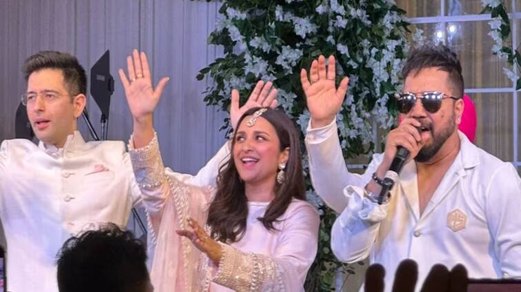 Parineeti Chopra s engagement  Mika Singh performance see how Raghav Chadha worn Bhangra Parineeti Chopra: ਪਰਿਣੀਤੀ ਚੋਪੜਾ ਦੀ ਮੰਗਣੀ 'ਤੇ ਮੀਕਾ ਸਿੰਘ ਨੇ ਲਾਈਆਂ ਰੌਣਕਾਂ, ਵੇਖੋ ਕਿਵੇਂ ਰਾਘਵ ਚੱਢਾ ਨੇ ਪਾਇਆ ਭੰਗੜਾ 