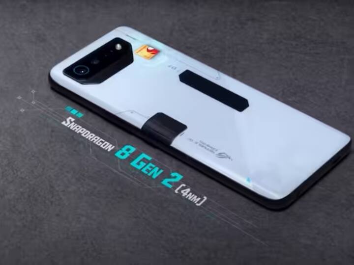 स्मार्टफोन्स को आप वाइट और ब्लैक कलर में खरीद सकते हैं. फोन में आपको 6000 एमएएच की बैटरी और Snapdragon 8 Gen 2 चिपसेट का सपोर्ट मिलता है.