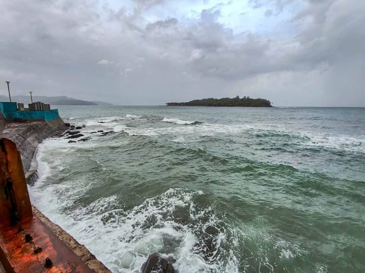 cyclone mocha west bengal coastal areas on high alert flood on myanmar port city sittwe Cyclone Mocha: भीषण वादळात रुपांतरीत झालं 'मोखा' चक्रीवादळ; बंगालच्या किनारी भागात सतर्कतेचा इशारा