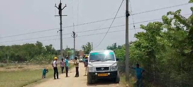 Workers Of Electricity Supply Came For Repair Works After 2 Young Men Died Due To Electrocution At Sadaipur Birbhum News:২ যুবকের মর্মান্তিক মৃত্যুর ২৪ ঘণ্টা পর বিদ্যুতের তার ঠিক করতে সদাইপুরে হাজির কর্মীরা