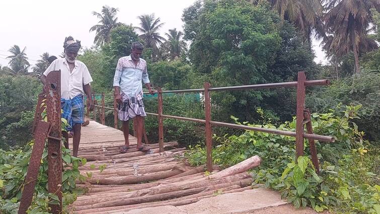 Thiruvarur: The bridge has been dilapidated for 3 years; People who travel fearfully with piles of whip sticks TNN Thiruvarur: 3 வருடமாக பழுதடைந்து காணப்படும் பாலம்; சவுக்கு மரங்களை அடுக்கி வைத்து அச்சத்துடன் பயணிக்கும் மக்கள்