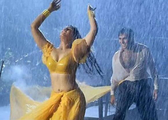 Bollywood : Actress in Periods Did Romantic Intimate Scenes in Rain on Director Demand Bollywood : અભિનેત્રીનો ખુલાસો : ચાલુ પીરિયડે પાણીમાં પલળતા પલળતા ગીતનું શૂટિંગ કરવું પડેલું