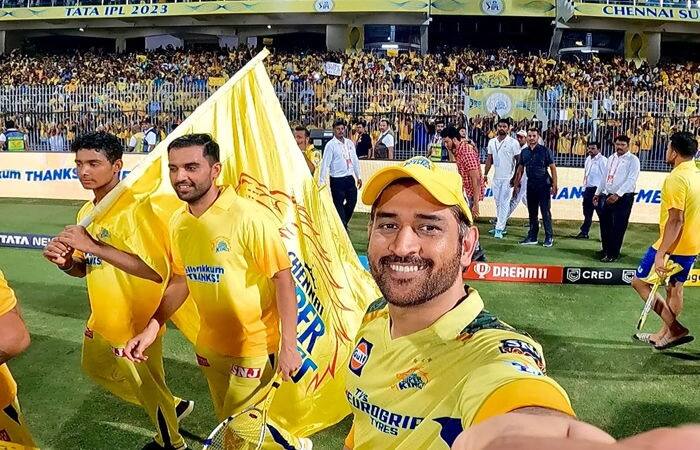 lap of honour ipl 2023: captain cool ms dhoni roaming chepauk stadium after match against kkr lose VIDEO: મેચ બાદ ધોનીનો ચેપૉકમાં બિન્દાસ અંદાજ, સ્ટેડિયમમાં ફેન્સની વચ્ચે ફર્યો, ને કર્યો ટેનિસ બૉલનો વરસાદ....