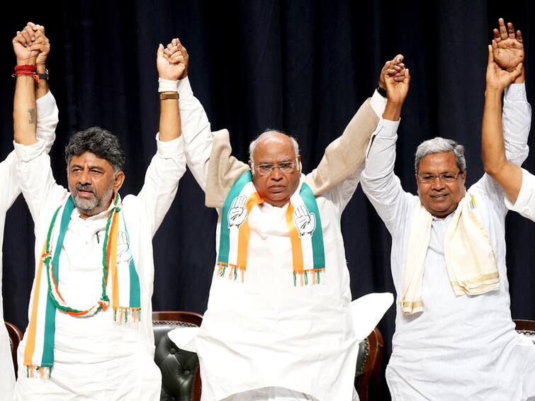 karnataka government formation cm oath ceremony may be on thursday dk shivkumar and siddaramaiah are in race Karnataka Government Formation: कर्नाटकच्या मुख्यमंत्रीपदाचा निर्णय दिल्लीत होण्याची शक्यता; सिद्धारमय्या दिल्ली दौऱ्यावर