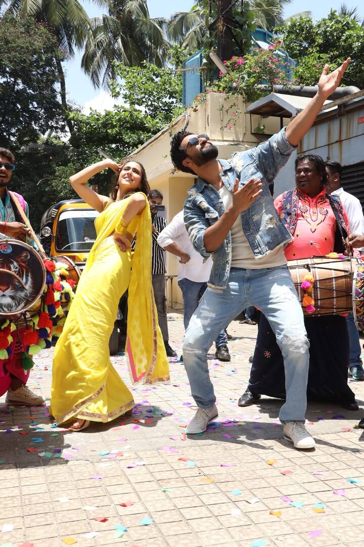 विक्की कौशल भी यहां ऑल डेनिम लुक में नजर आए जिसके साथ उन्होंने वाइट टी-शर्ट पेयर अप की हुई थी.