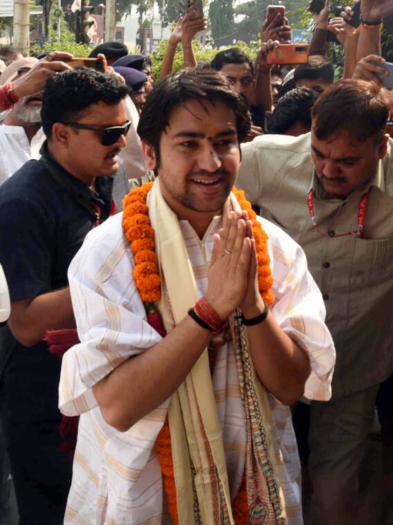 पटना से आधे घंटे में पहुंचे धीरेंद्र शास्त्री के दरबार, फॉलो करें ये रूट