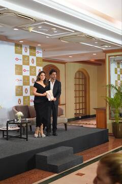 Shah Rukh Khan and Gauri Khan: গৌরীর প্রথম বই 'মাই লাইফ ইন ডিজাইন' প্রকাশ অনুষ্ঠানে নজর কাড়লেন কিং খান