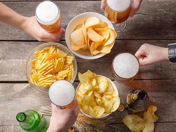 These  Foods Items Avoid to eat With Beer What You Need To Know बीयर के साथ भूल से भी न खाएं ये 5 चीजें, किडनी में पथरी के साथ कैंसर का भी है खतरा!