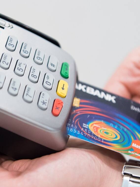 डेबिट कार्ड रखते हैं तो जान लें फायदे वाली बात