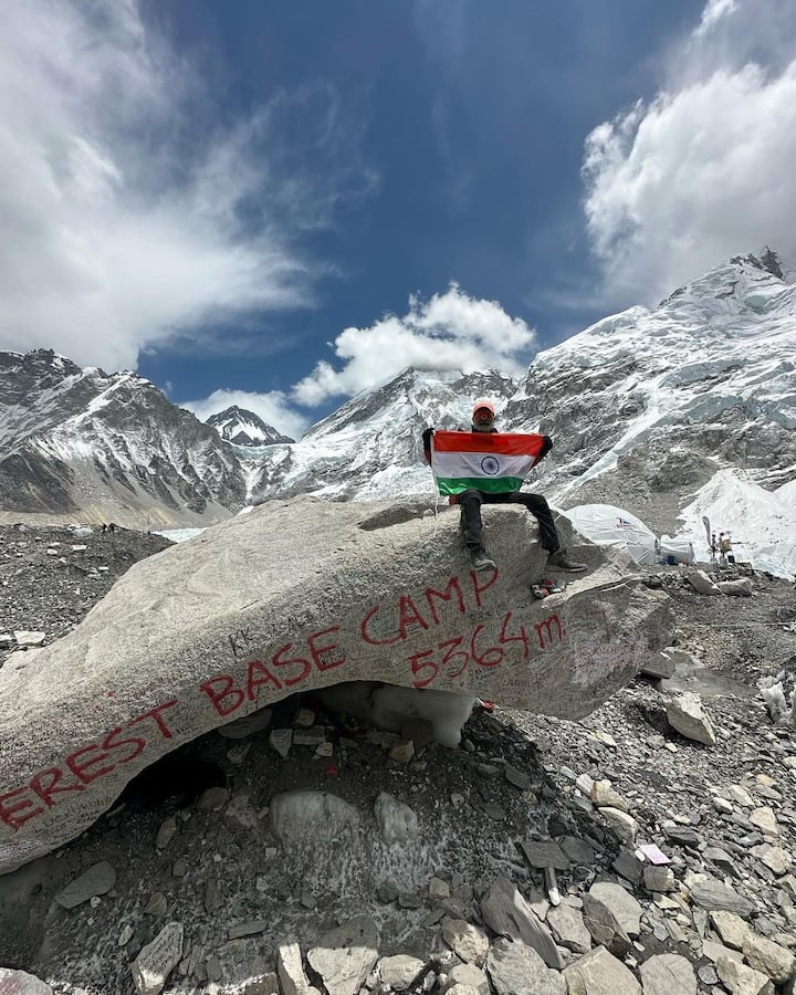 JD Majethia completed the climb in 11 days. Many actors and friends from the industry congratulated him on his feat.