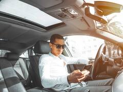 बिना काला चश्मा पहने गाड़ी चलाने पर कटता है चालान... कुछ ऐसे ट्रैफिक रूल्स जो शायद आप नहीं जानते