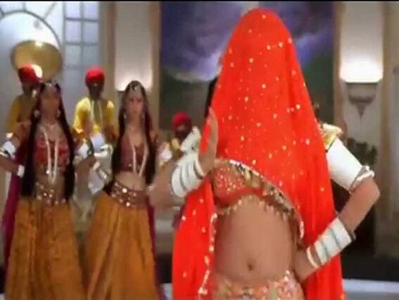 માધુરીને આ ગીત પર પરફોર્મ કરતી જોઈને લોકો પણ આશ્ચર્યચકિત થઈ ગયા હતા અને તેને ઘણી ટ્રોલ કરવામાં આવી હતી.