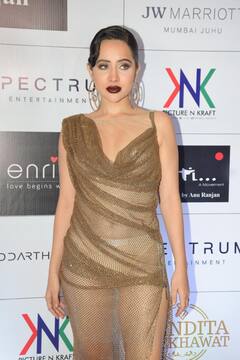 Uorfi Javed Photos: गोल्डन नेट...रिवीलिंग ड्रेस-लाउड मेकअप, फैशन शो में कुछ यूं पहुंचीं उर्फी जावेद, तस्वीरें देख पकड़ लेंगे अपना सिर