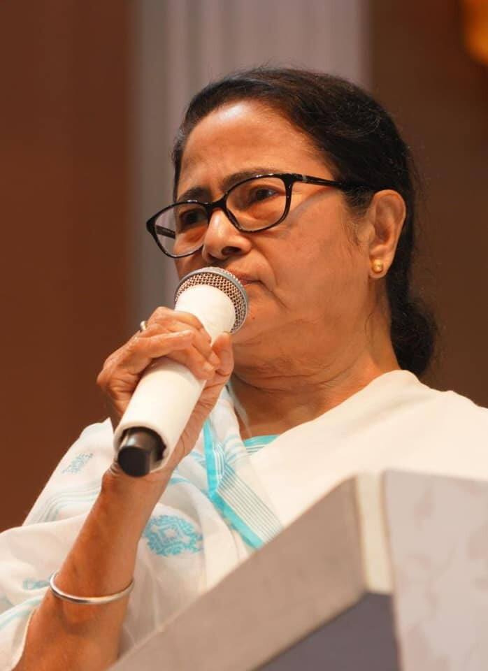 মুখ্যমন্ত্রী মমতা বন্দ্যোপাধ্যায় বলেছেন, “পরিবারগুলো বারবার আমাকে অ্যাপিল করছে, তাই আমরা সিদ্ধান্ত নিয়েছি ডিভিশন বেঞ্চে আমরা যাব। যেটার ওপর ভিত্তি করে রায়টা সেটার বিরুদ্ধে আমাদের আইনজীবীরা বলবেন।’’